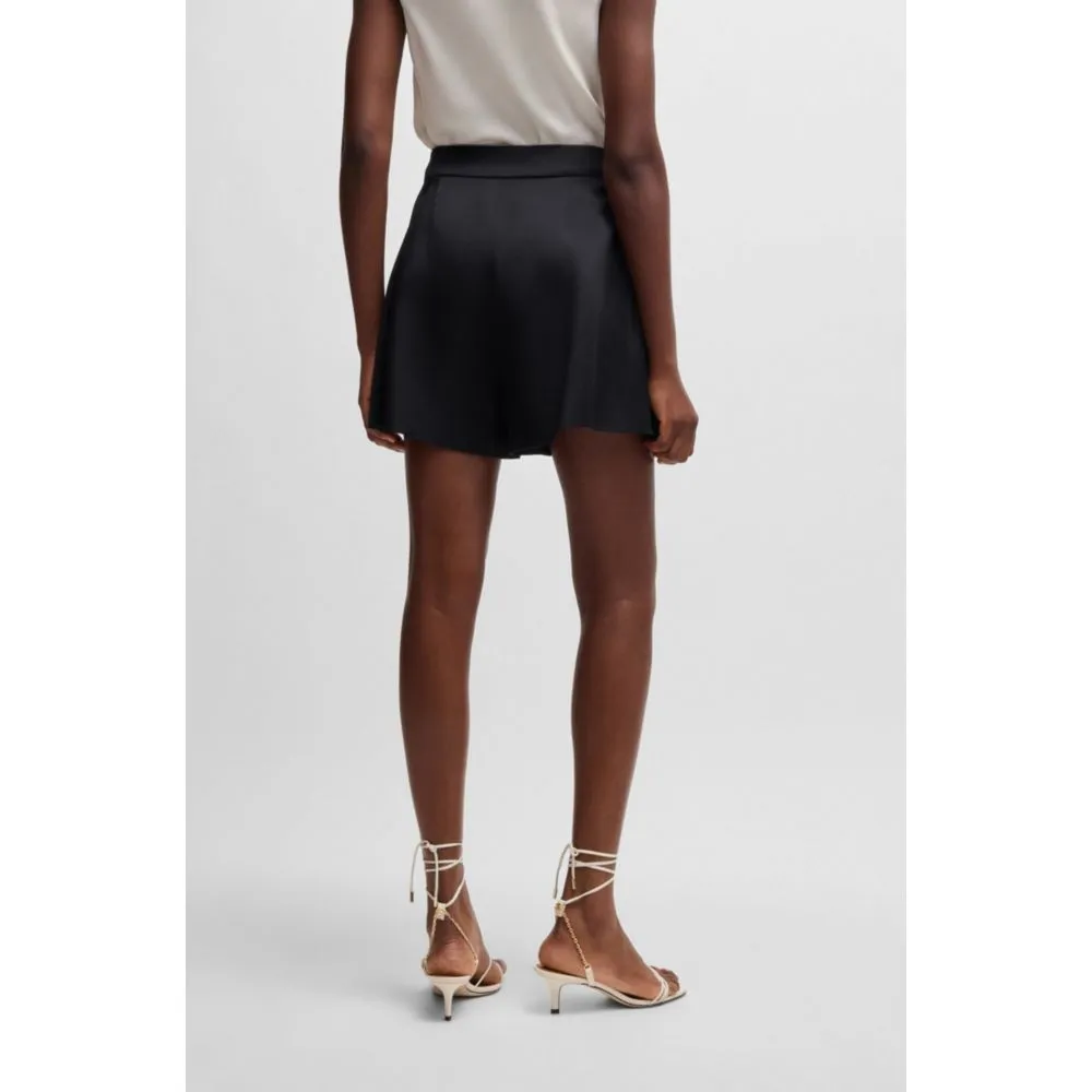 Relaxed-fit shorts with front pleats