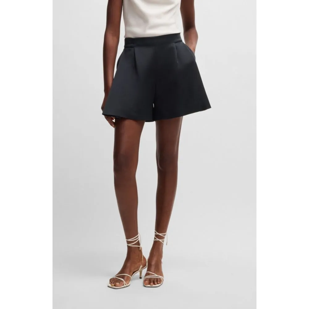 Relaxed-fit shorts with front pleats