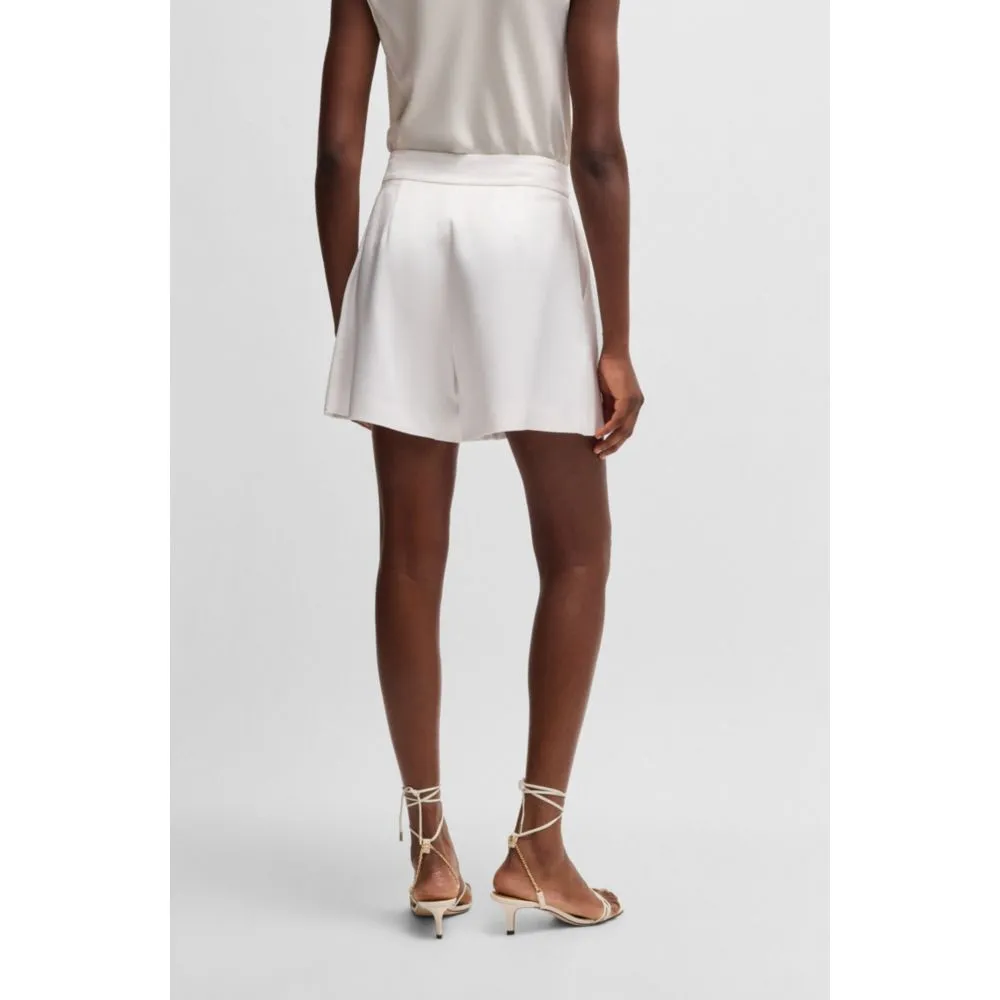 Relaxed-fit shorts with front pleats