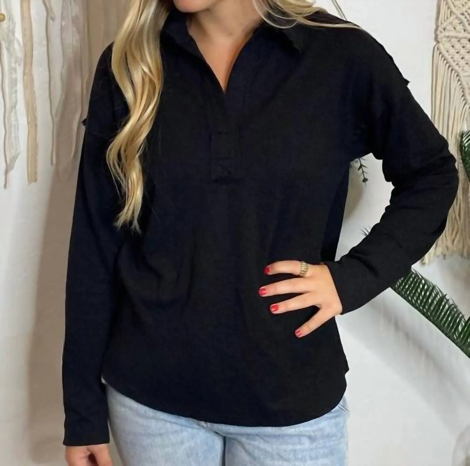 Textured Collared V-Neck Sweater In Black